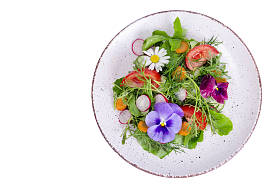 蔬菜沙拉与可食用的花朵在白色背景