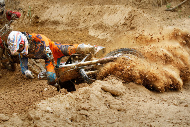 摩托車越野賽崩潰圖片