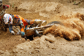 摩托车越野赛崩溃图片