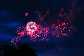 城市上空的廉价烟火.图片