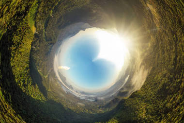 小行星360度全景的鳥瞰圖與山附近的湄昌水庫，湄墨，蘭邦，泰國 