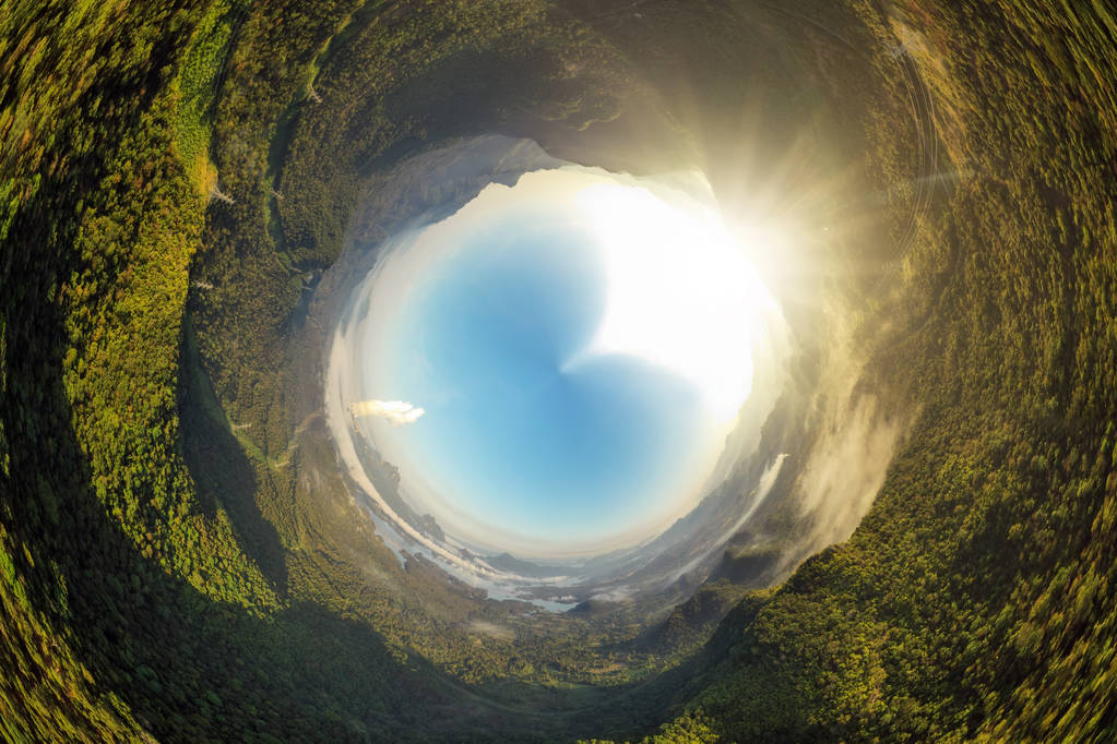 小行星360度全景的鸟瞰图与山附近的湄昌水库，湄墨，兰邦，泰国 