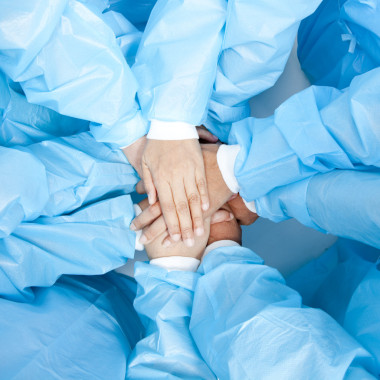 小批醫(yī)生團(tuán)隊(duì)攜手，鳥(niǎo)的眼睛角視圖