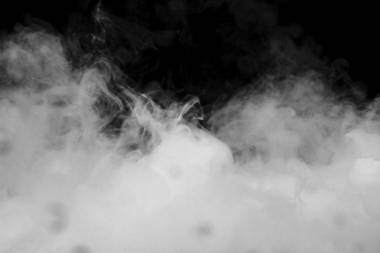 黑色背景上的烟雾.照片