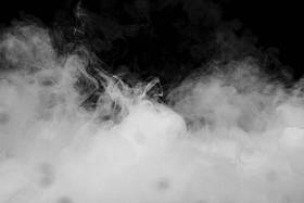 黑色背景上的烟雾.照片