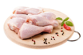 在木材上的生鸡肉腿