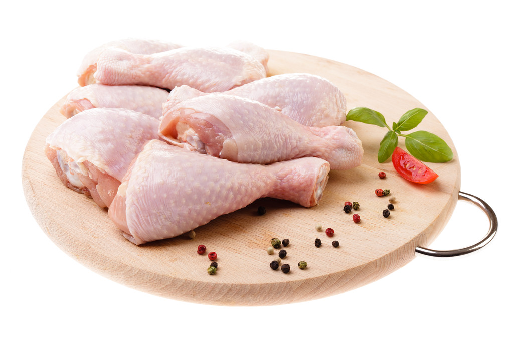 在木材上的生鸡肉腿