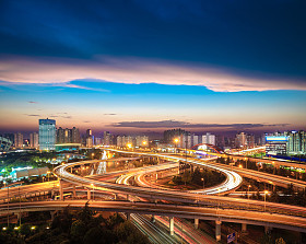 在黄昏的城市立交桥