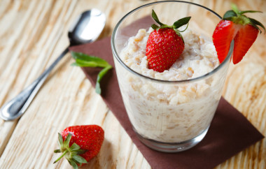 草莓的早餐麥片粥照片