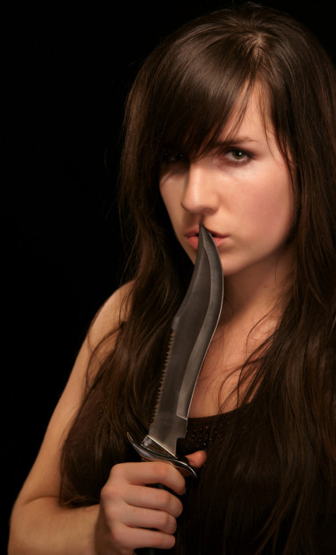 年輕的女孩用匕首