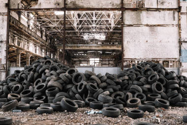 旧工厂旧汽车轮胎墙