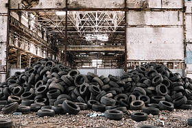 旧工厂旧汽车轮胎墙
