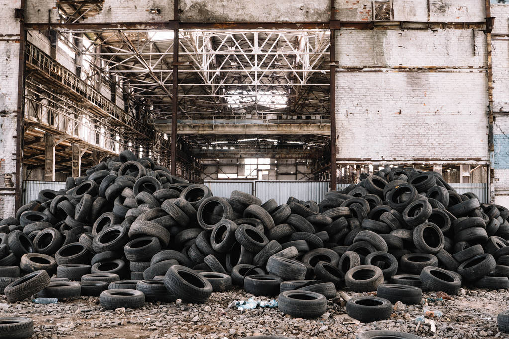 旧工厂旧汽车轮胎墙