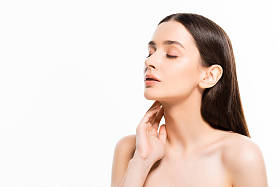 美丽的年轻裸体女人与完美的皮肤与闭眼隔离在白色