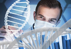 年轻的科学家混合试剂在临床实验室玻璃烧瓶