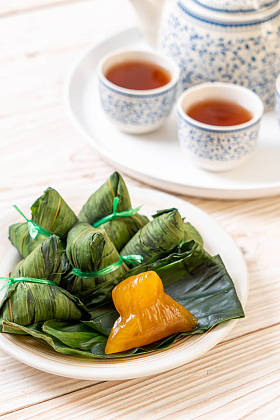 粽子或中国传统糯米水饺图片