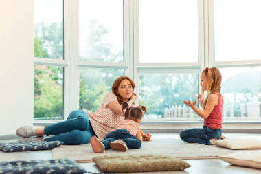 愉快的積極女人聽她的孩子圖片