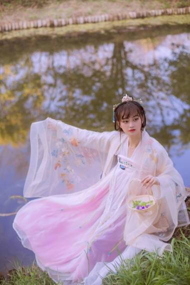 亞洲婦女的肖像在傳統(tǒng)禮服照片