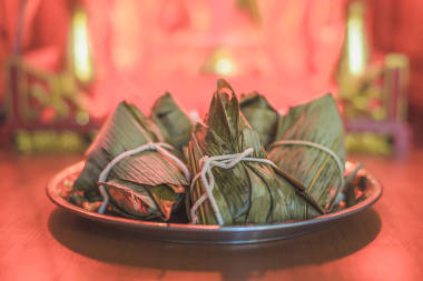 端午節(jié)期間，在中華精神之家前的不銹鋼托盤上，端上餃子或餃子。尊重祖先