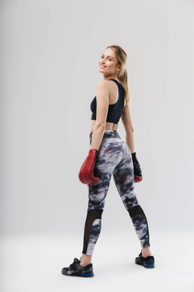 漂亮的金發(fā)女人20年代穿著運(yùn)動(dòng)服和拳擊的形象