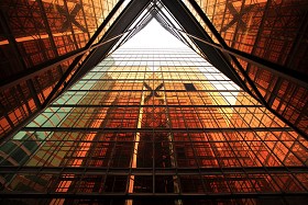 大厦与橙色颜色窗口