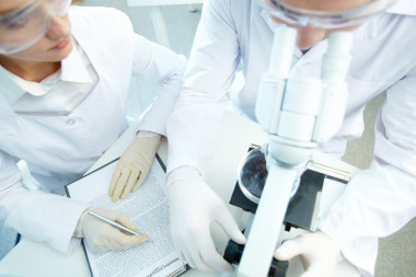 研究人員在工作圖片