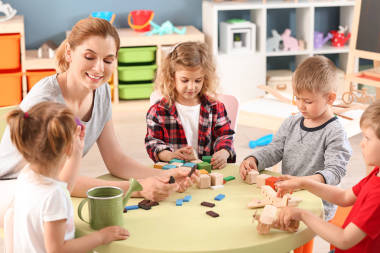 幼兒園老師與可愛的小孩在幼兒園