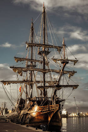 西班牙马拉加港的西班牙加隆复制