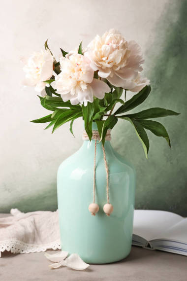 與美麗的牡丹花，桌上的花瓶