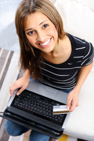 笔记本电脑和信用卡的女人