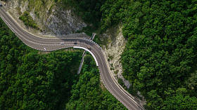 无人机的鸟瞰图 - 从俄罗斯索契的高山通道蜿蜒的道路