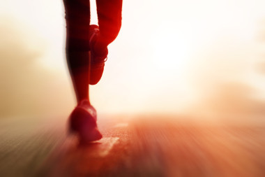 運動員正在運行路剪影圖片