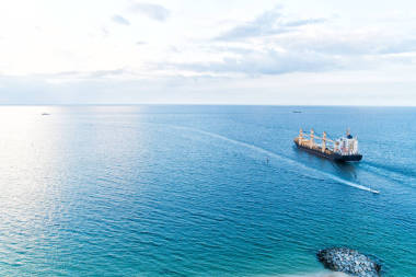 带起重机装载的驳船。船厂概念。航行到迈阿密巨大的驳船与船迈阿密佛罗里达。运输国际送货。物流和航运。迈阿密港海运