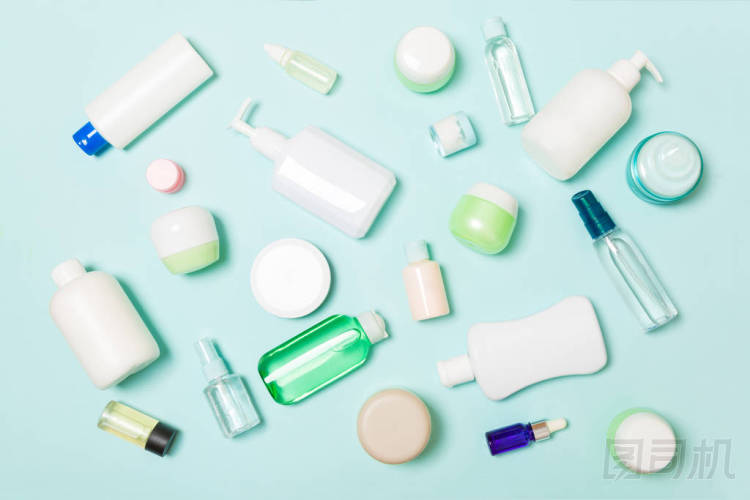 組塑料車身護(hù)理瓶平鋪組合與化妝品的藍(lán)色背景空白空間為您設(shè)計(jì)。一組白色外觀容器,頂視圖,帶復(fù)制空間