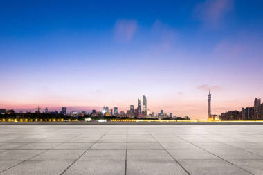 夜晚城市里的瀝青路面空蕩蕩