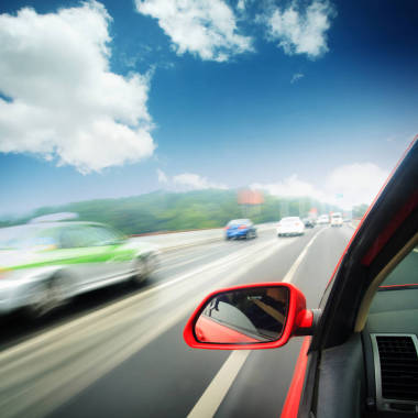 在道路上驾驶的车