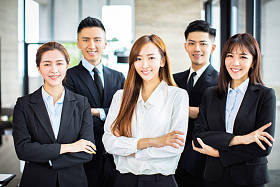 自信的亚洲商业团队在办公室