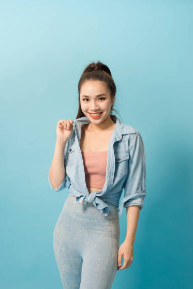 活跃的年轻女子在休闲夏季服装有乐趣室内