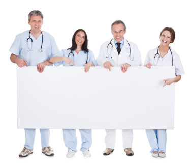 组的医生抱着标语牌图片