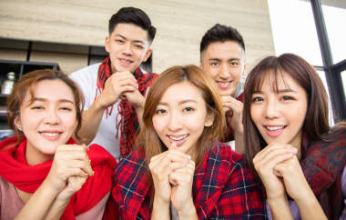 年輕人玩得開心,慶祝中國新年