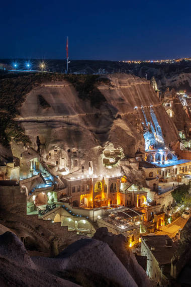 美丽的景色戈尔梅，卡帕多西亚，土耳其在夜间。著名百岁老人