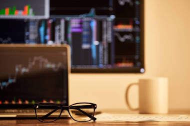 帶數(shù)字設(shè)備的眼鏡選擇性聚焦在桌子上，在背景上的杯子 