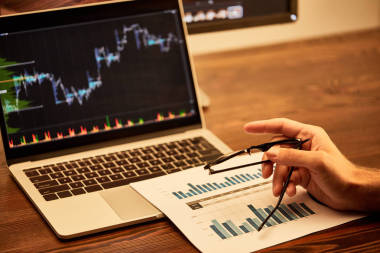 成年男子在辦公室拿著眼鏡的裁剪視圖 