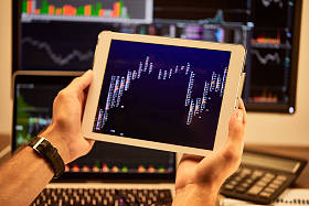 人拿着带有图形和图表的数字平板电脑的裁剪视图 