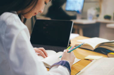 年轻的学生读一本书.图片