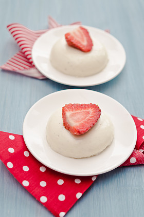 布丁与草莓特写照片