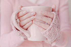 茶。女人举行茶杯子.照片