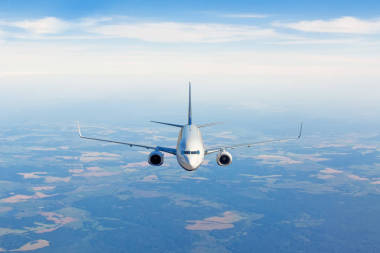客机在晴朗的天空中飞向目的地