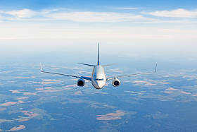 客机在晴朗的天空中飞向目的地