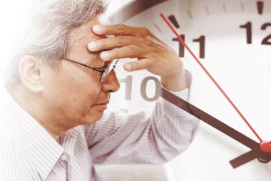 干燥的落葉樹在冬季無葉自然安靜平靜 